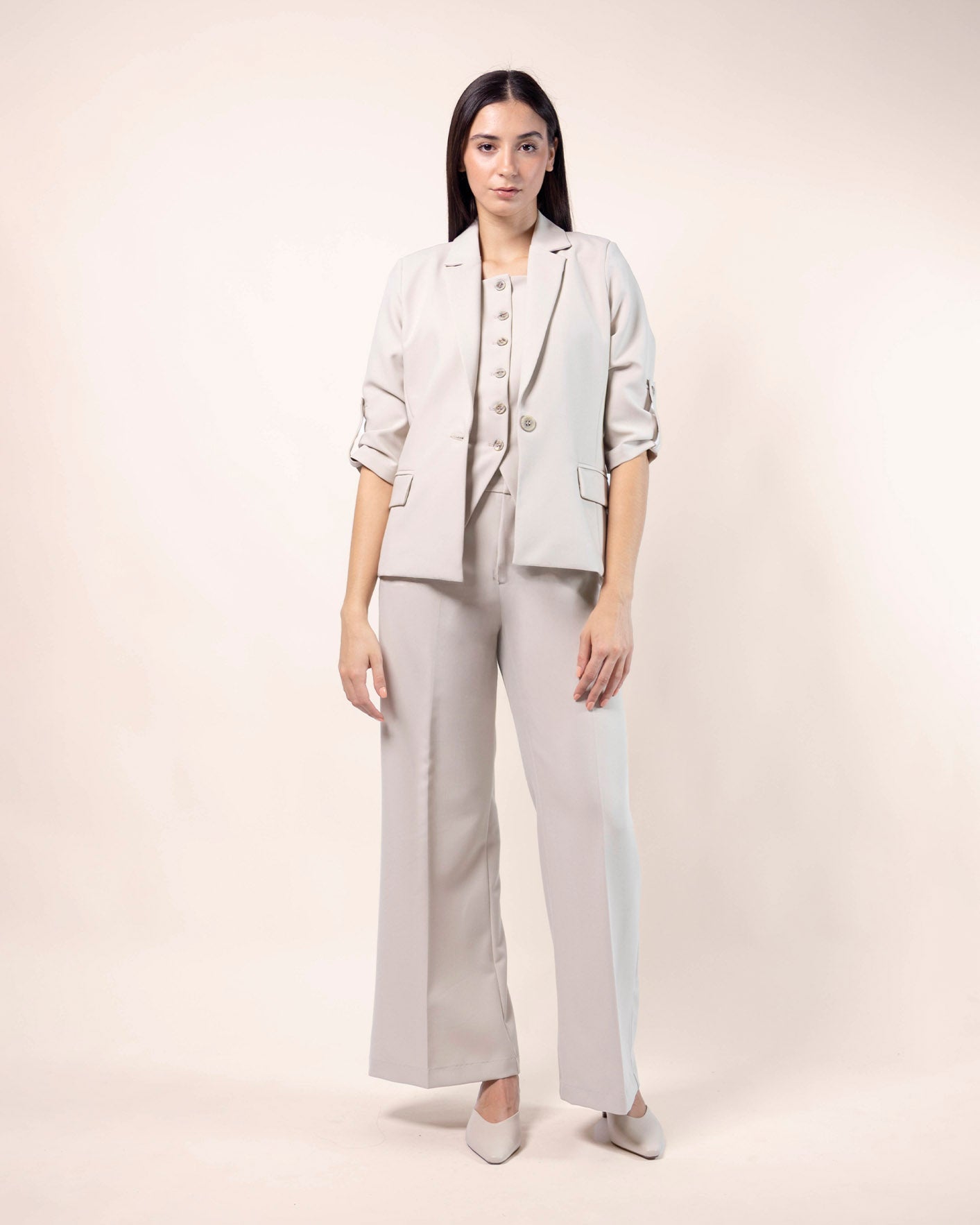 chaleco-tirantes-bolsillos-carteras-beige