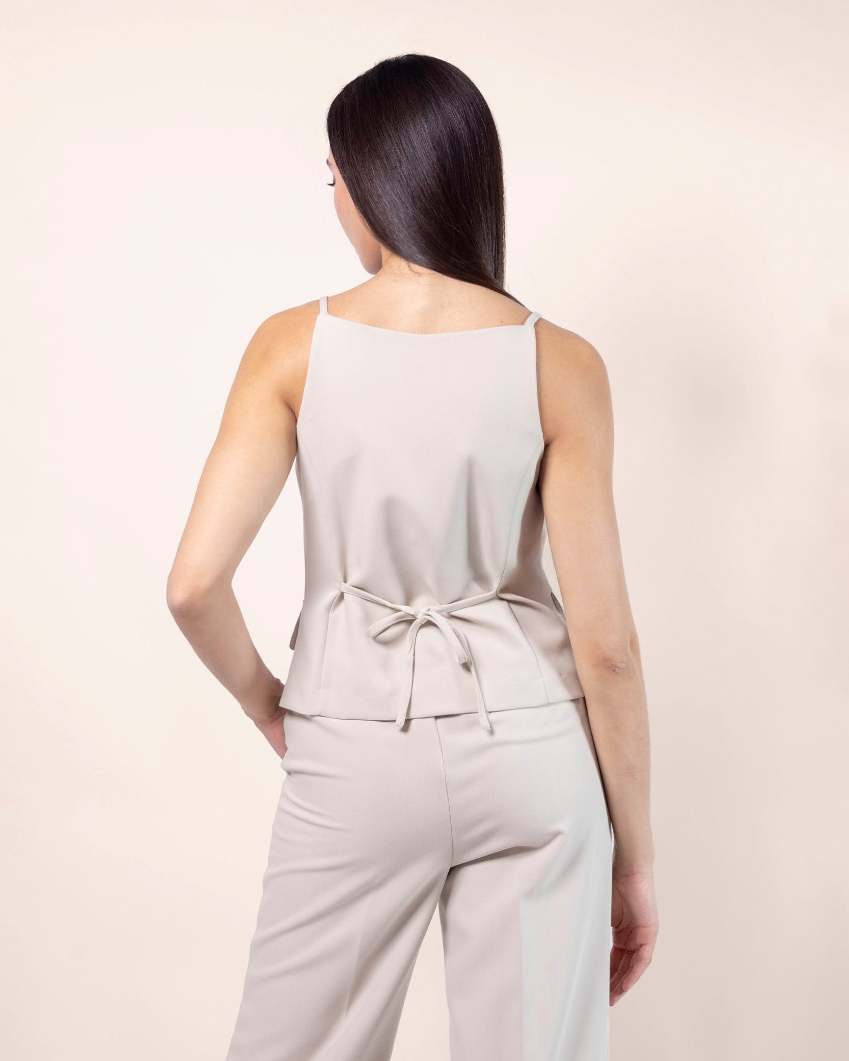 chaleco-lazo-beige-figura-estilizada