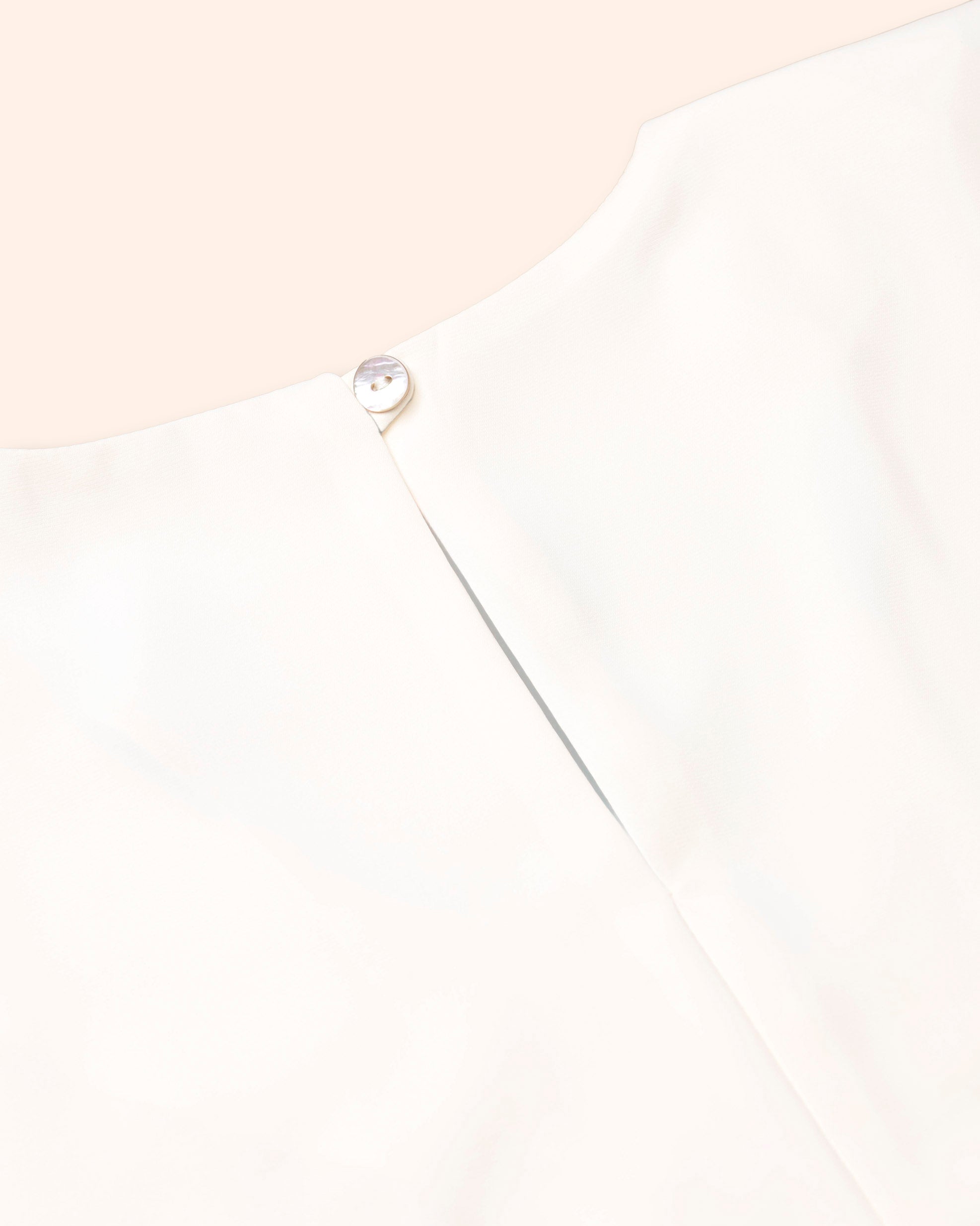 blusa-crudo‑cuello‑v‑moderno‑STOP
