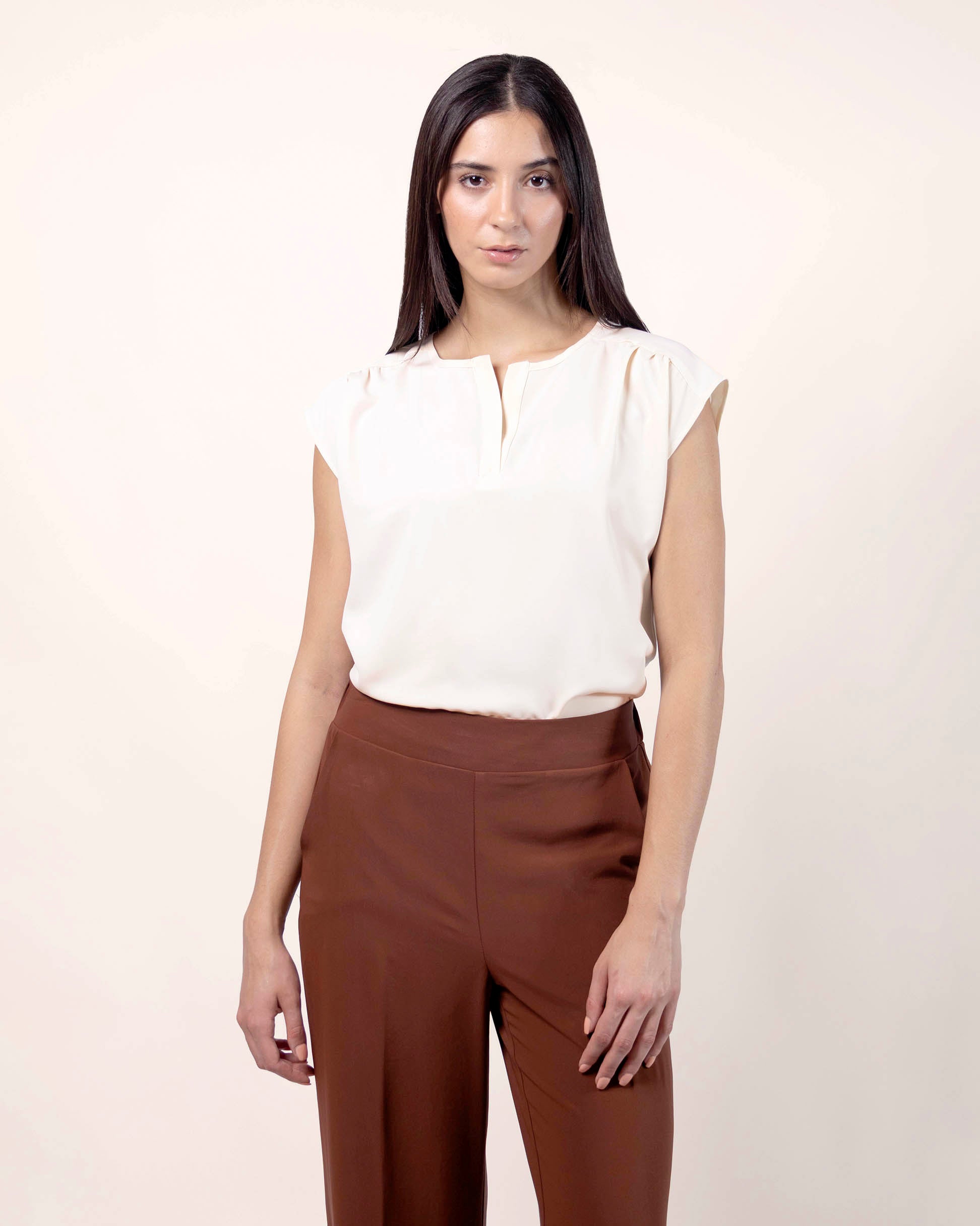 blusa‑crudo‑escote‑v‑manga‑corrida‑STOP