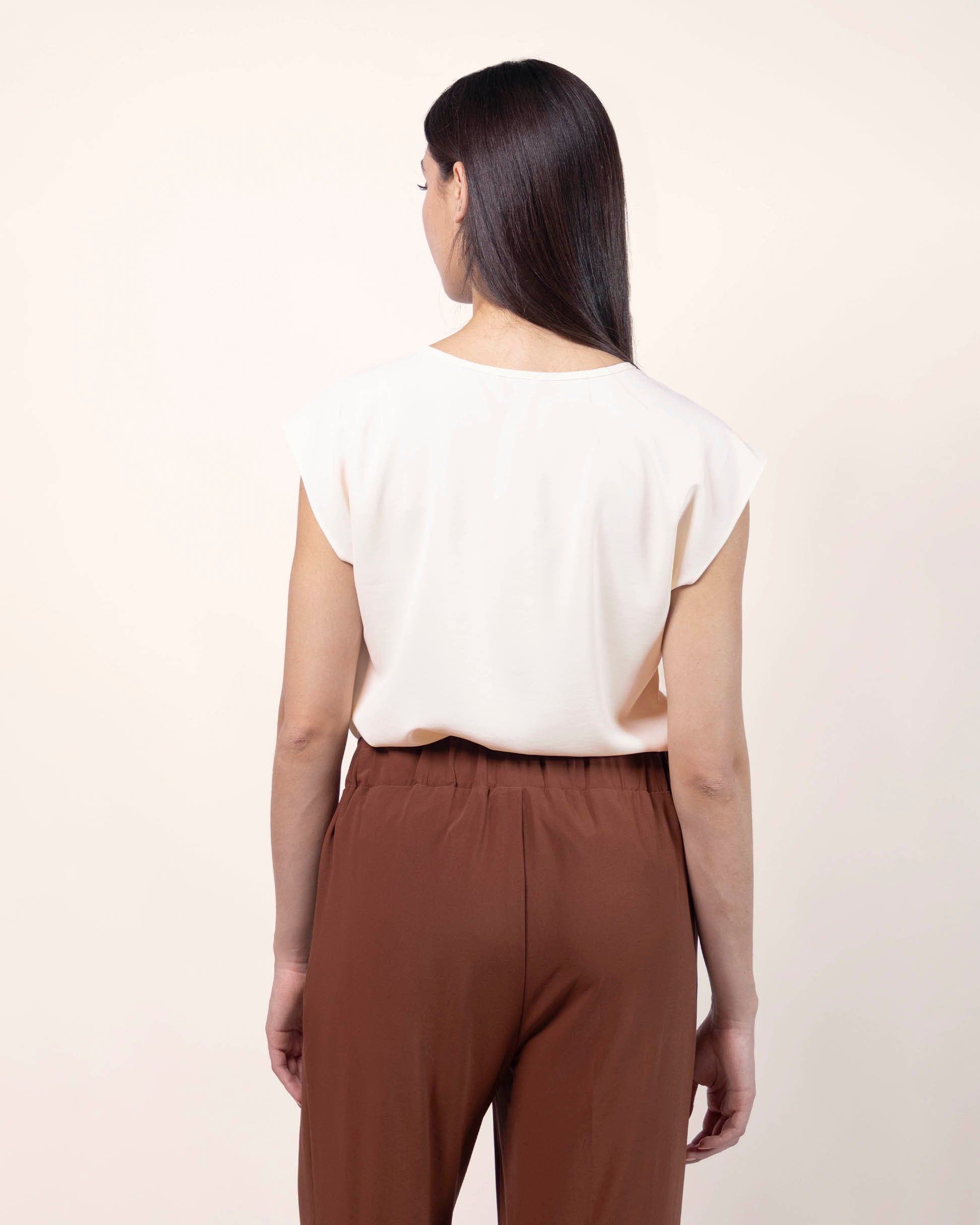 blusa‑escote‑v‑crudo‑fluida‑STOP