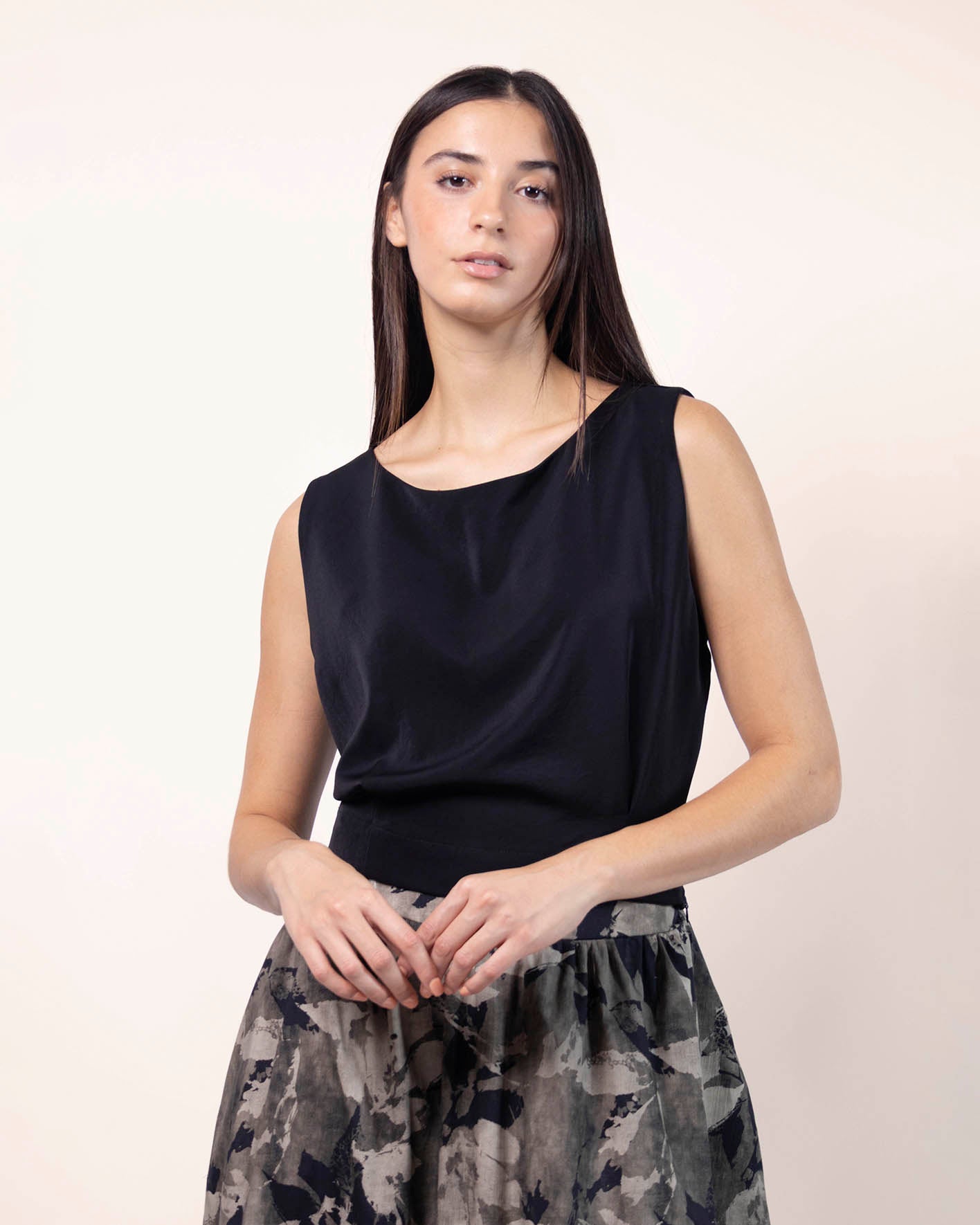 blusa-negra-pinzas-sin-mangas