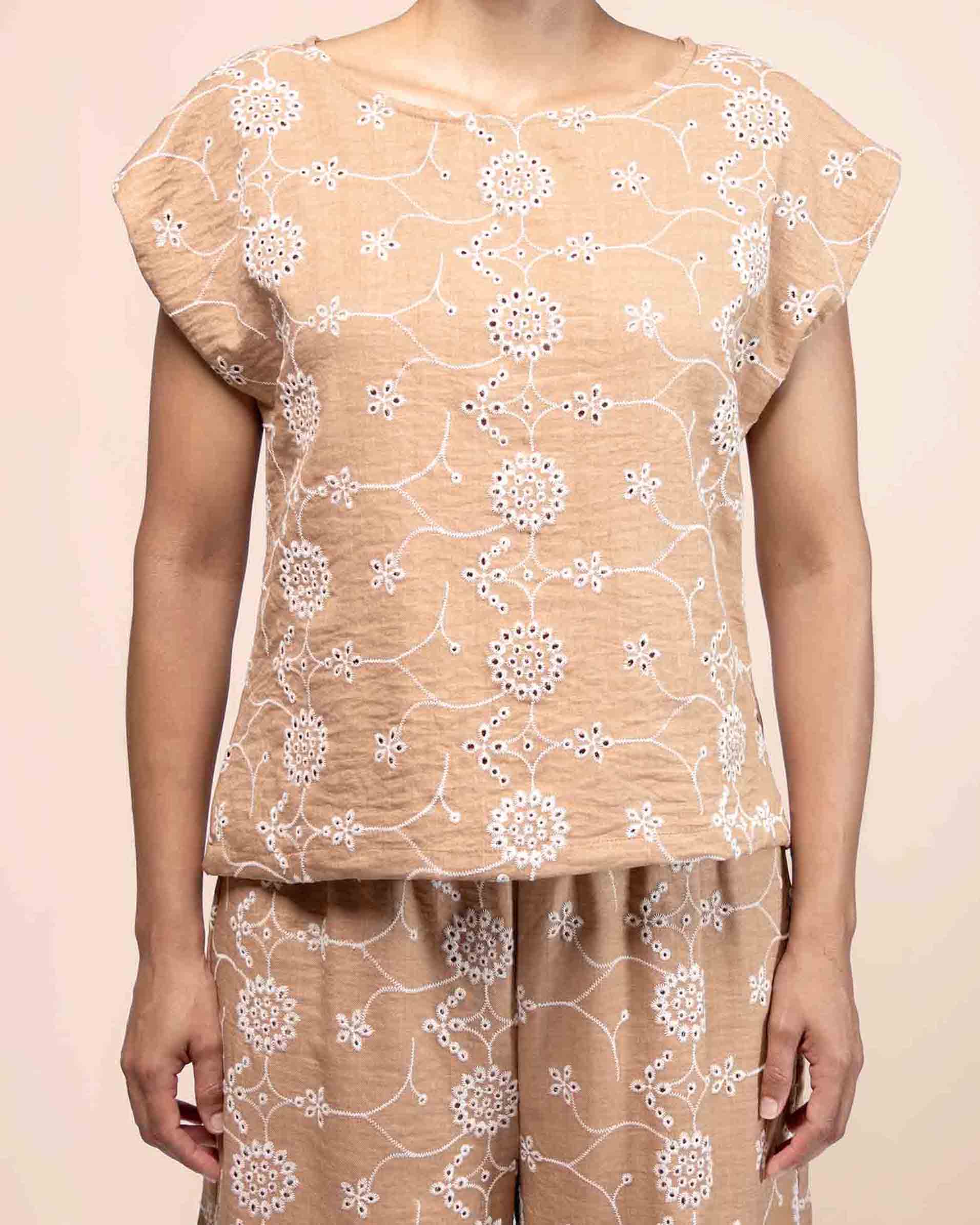 blusa-tela-bordada-manga-corta