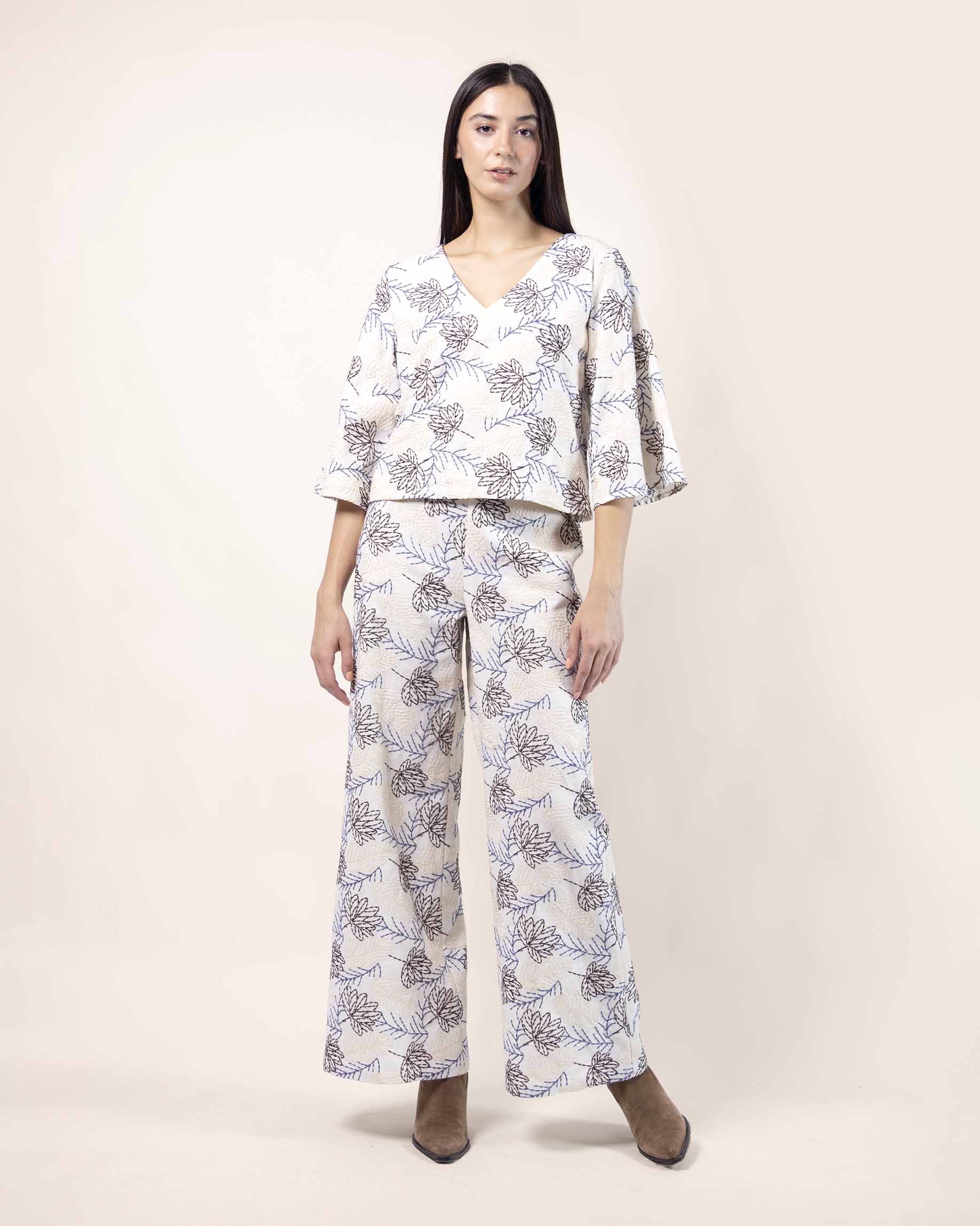 pantalon-conjunto-bordado-crudo-comodo