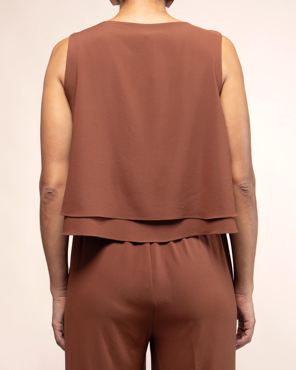 chaleco-mujer-estilo-elegante-cafe