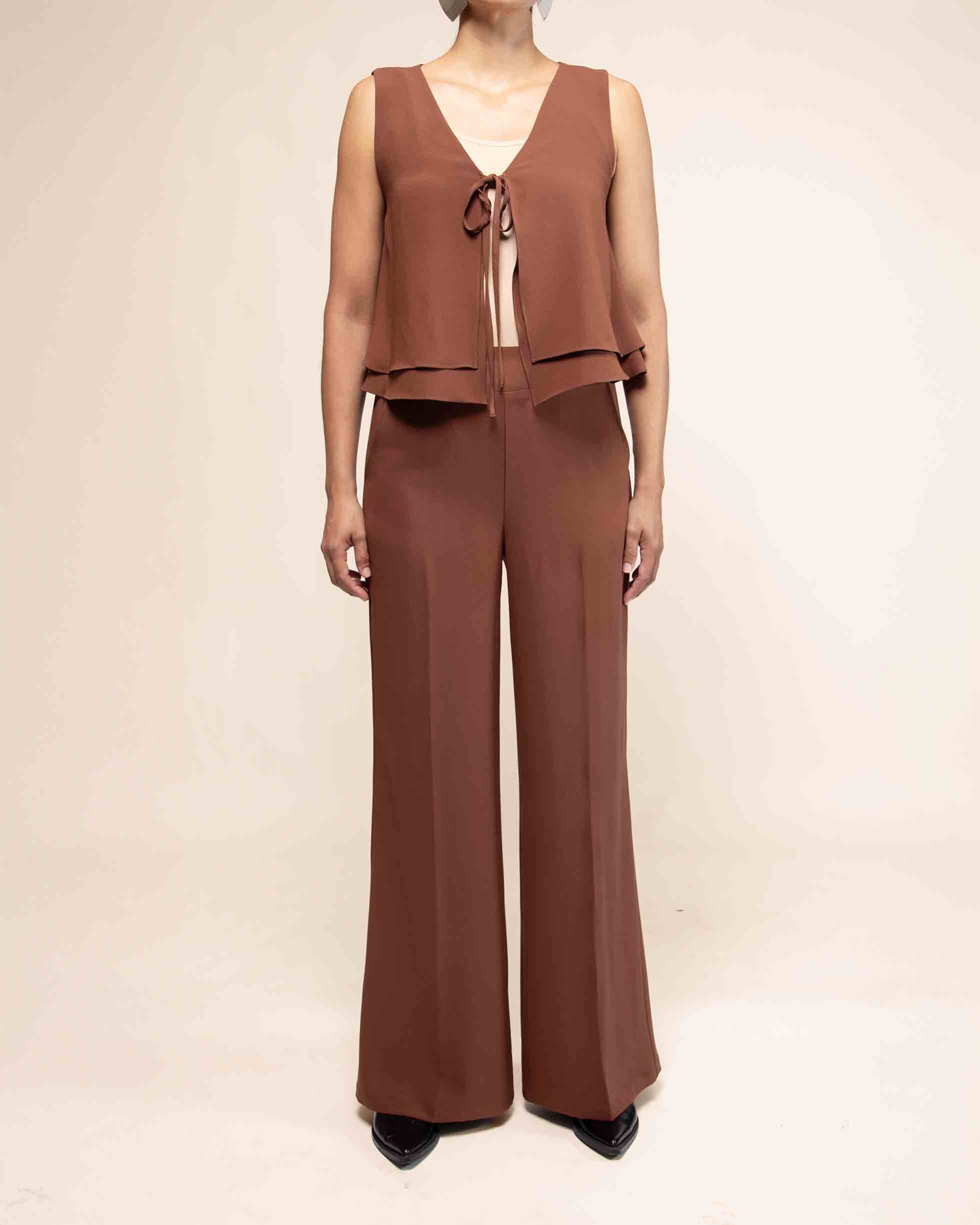 chaleco-cafe-poliester-nudo-frente