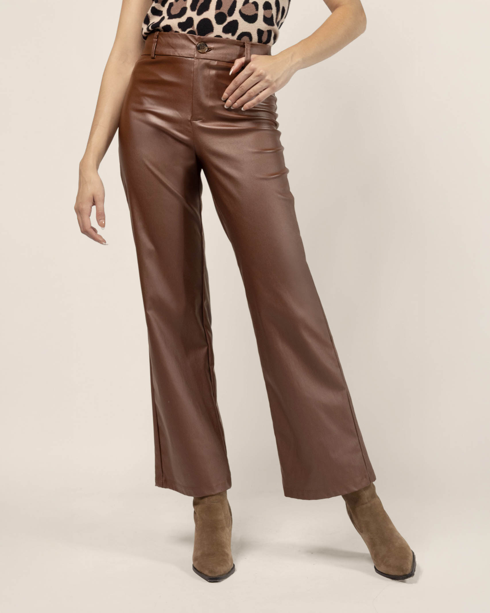 Pantalón de P.U. con bolsas atrás