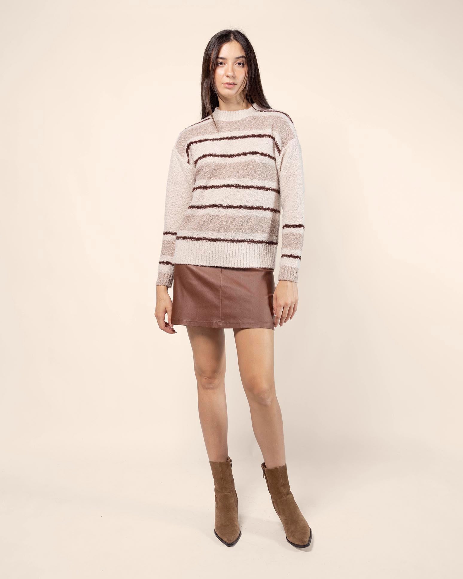 Falda corta efecto piel