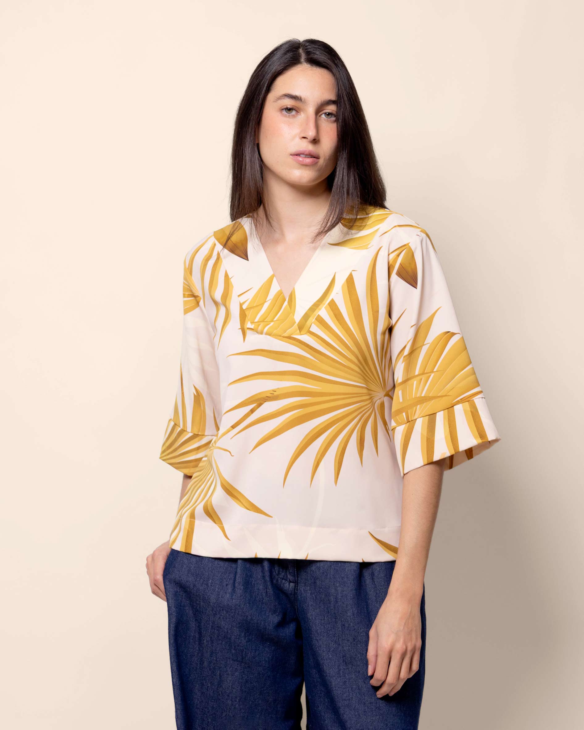 Blusa escote en V con aletilla ancha, manga 3/4