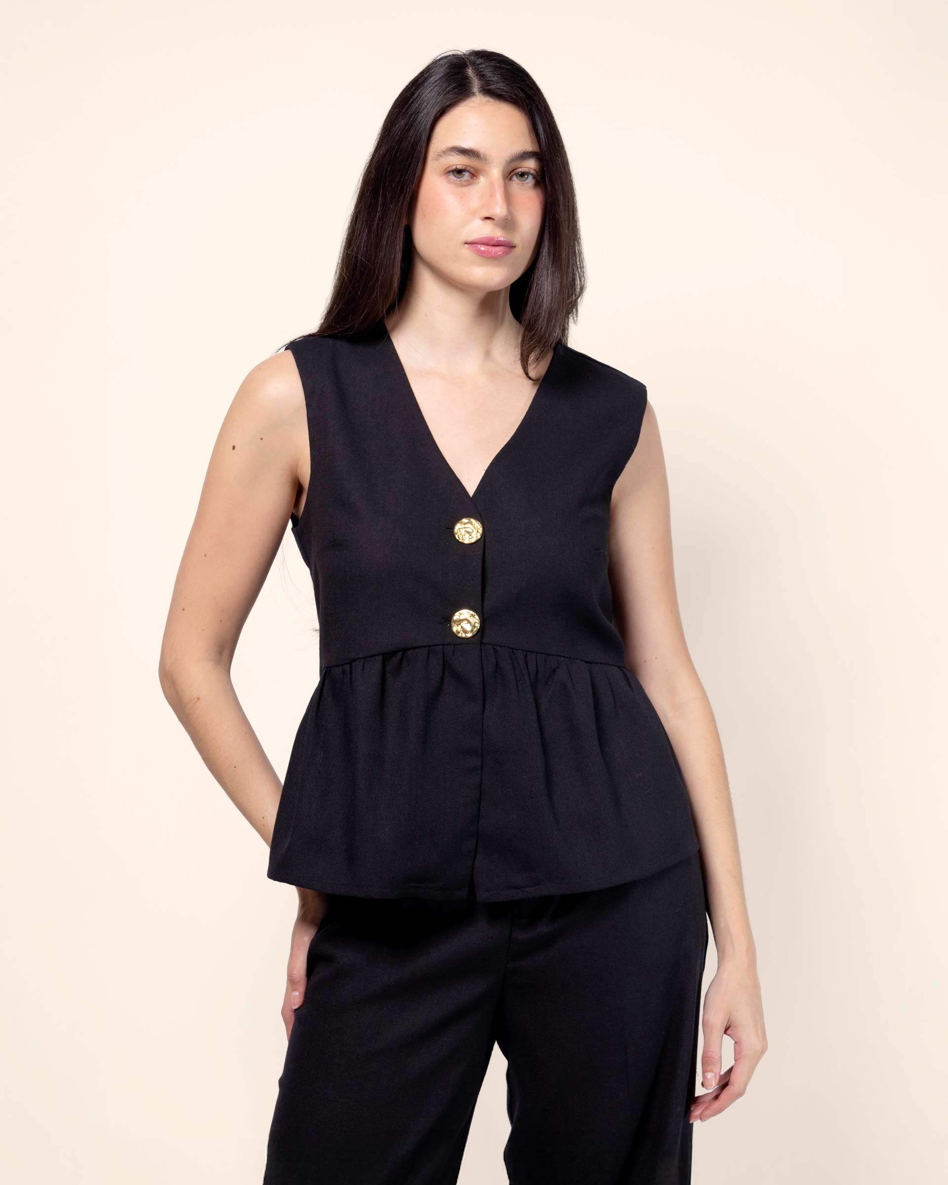 Chaleco corte peplum con botones
