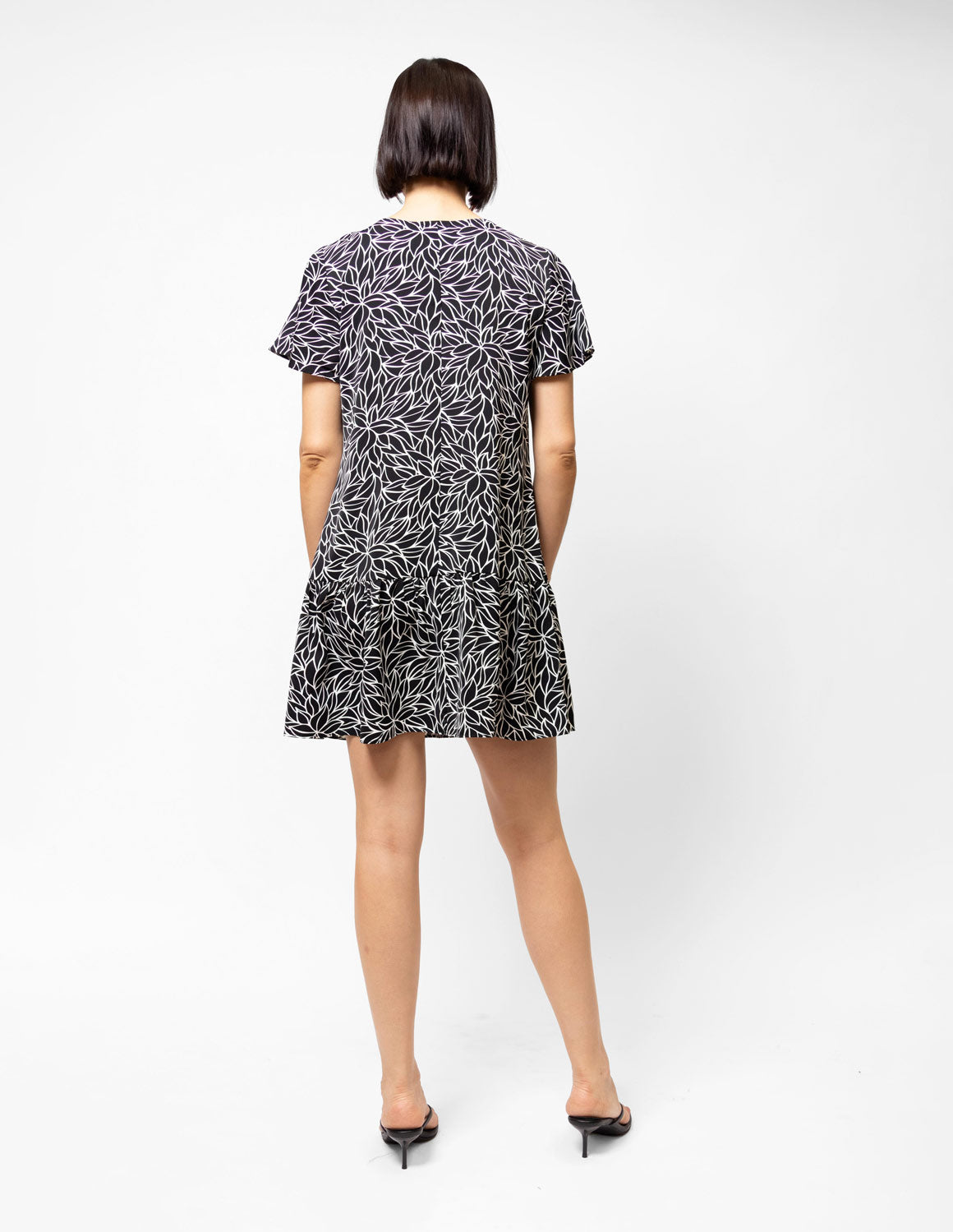 Vestido corto estampado olán en falda