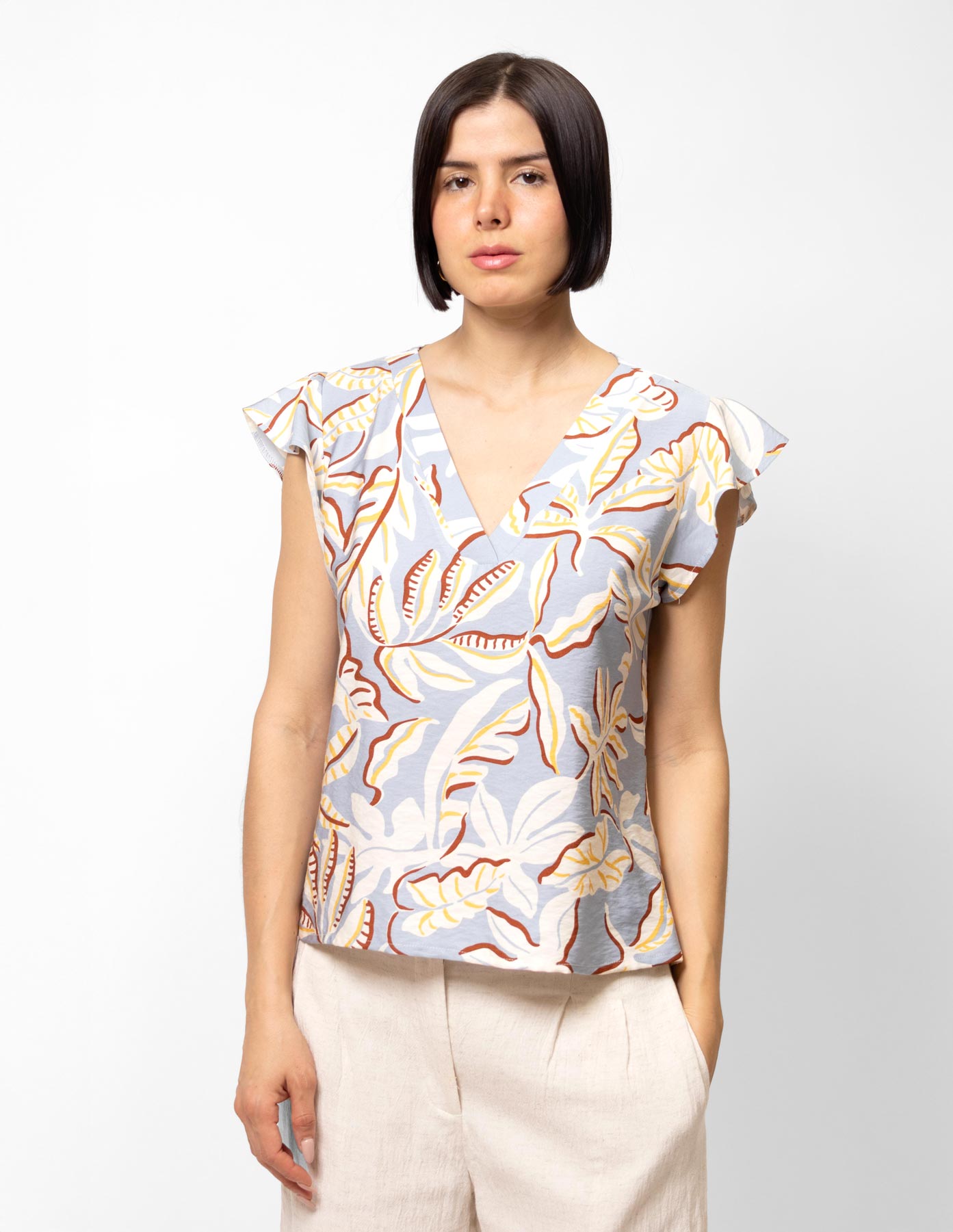 Blusa estampada escote en V con olán en manga