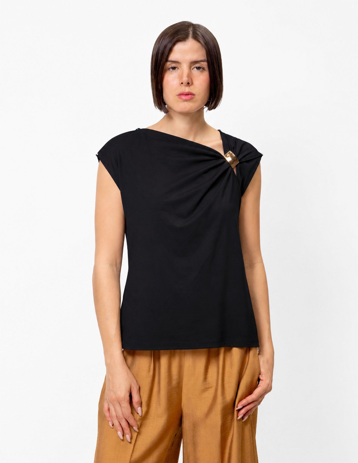 Blusa cuello asimétrico con aplicación