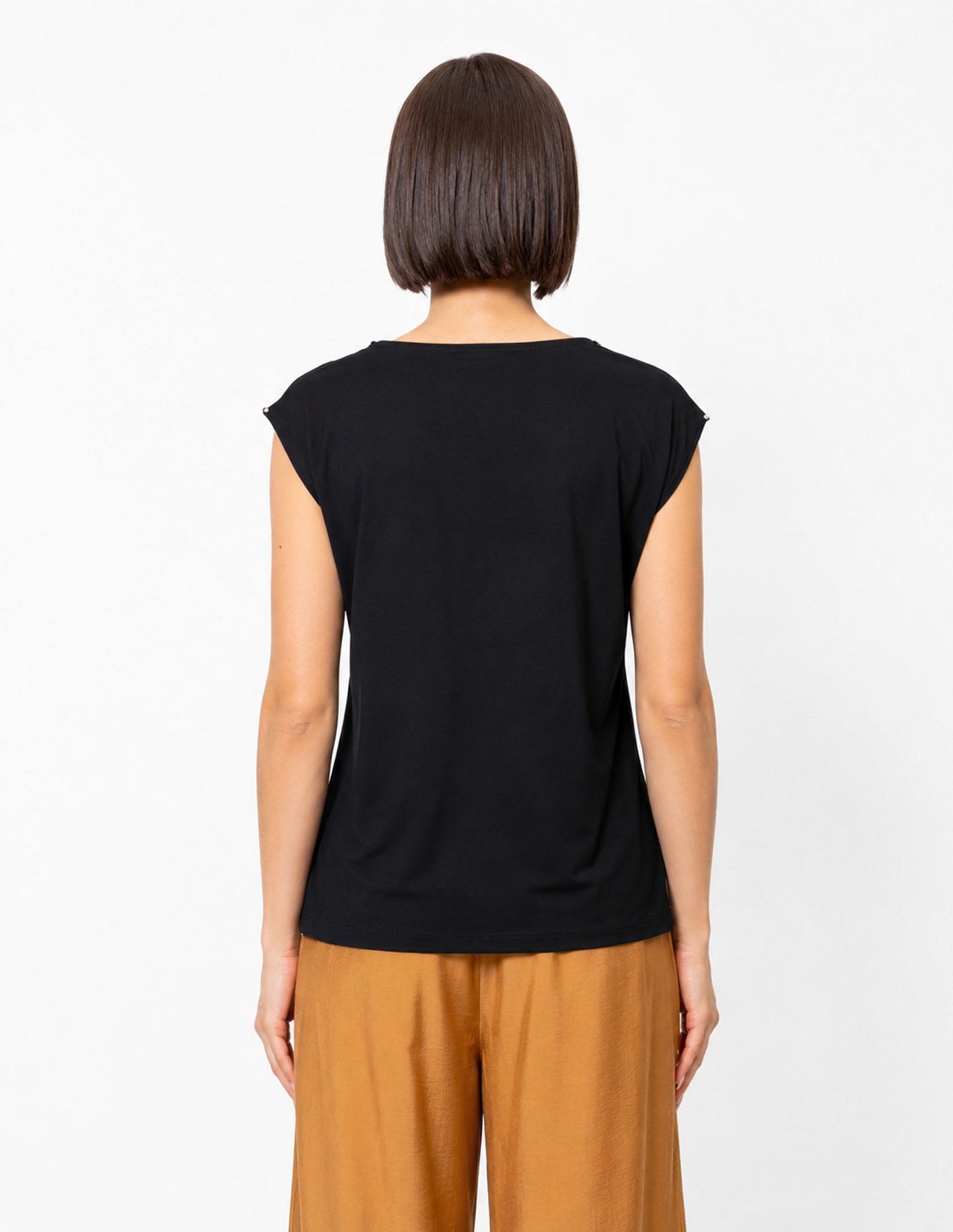 Blusa cuello asimétrico con aplicación