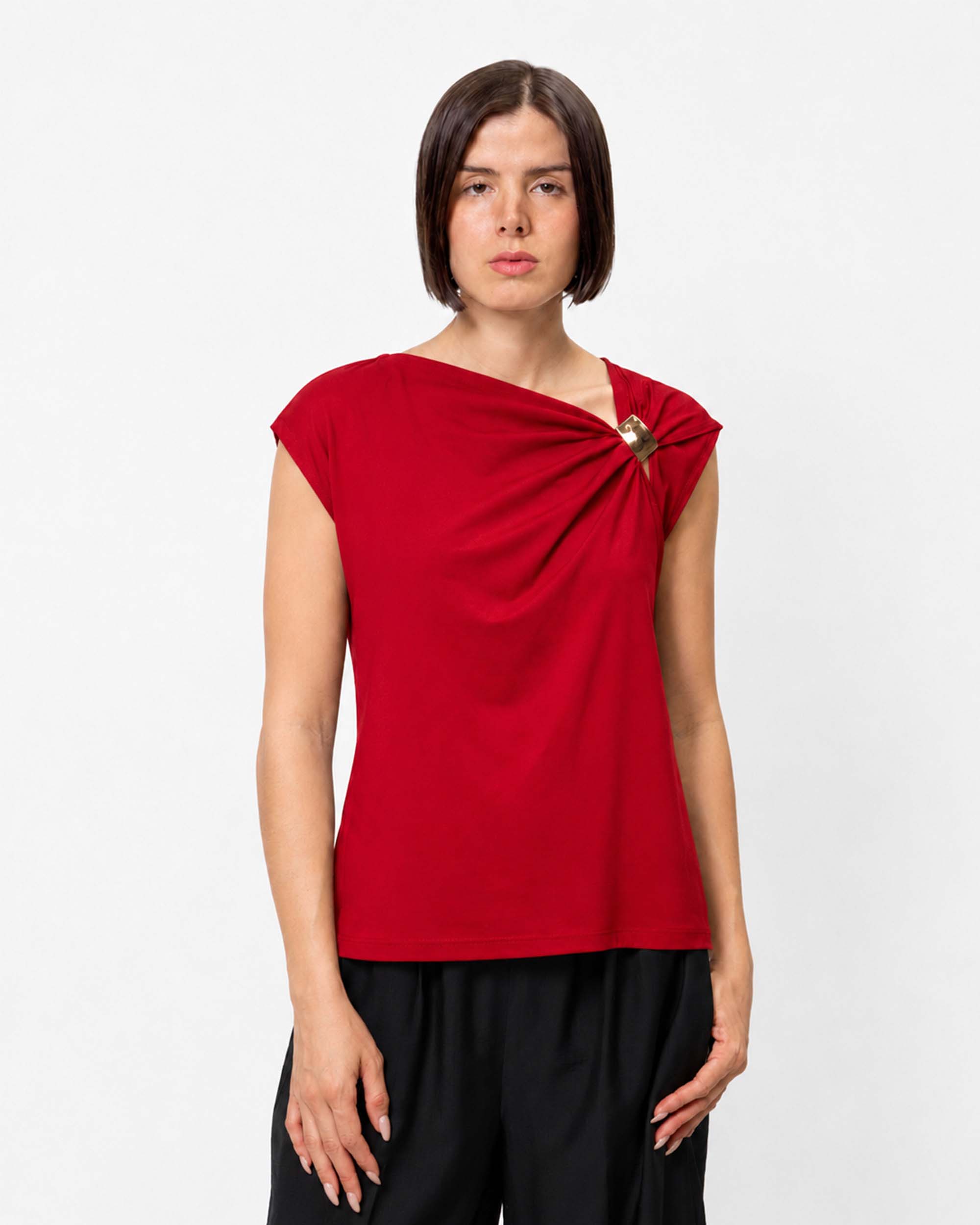 Blusa cuello asimétrico con aplicación