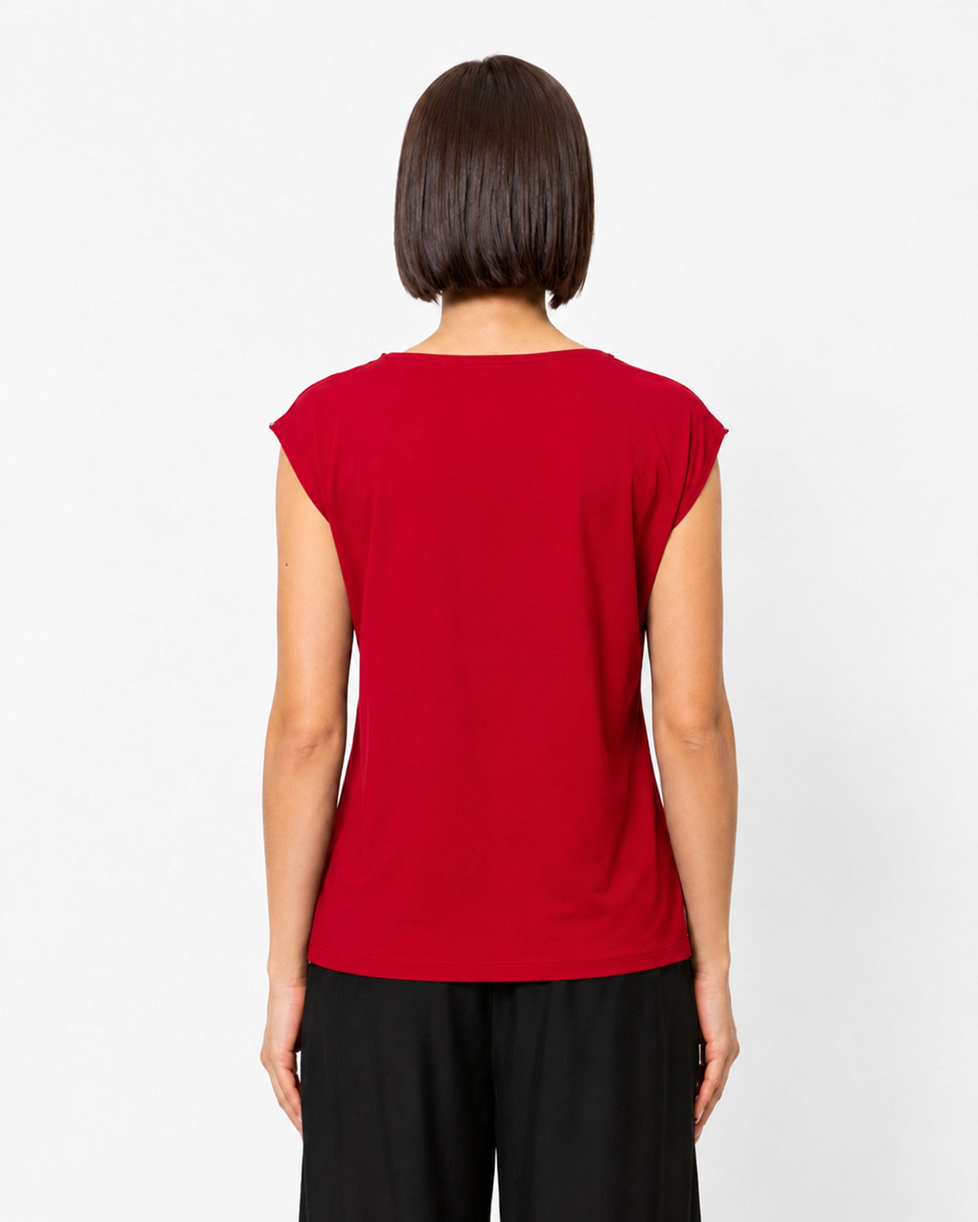 Blusa cuello asimétrico con aplicación