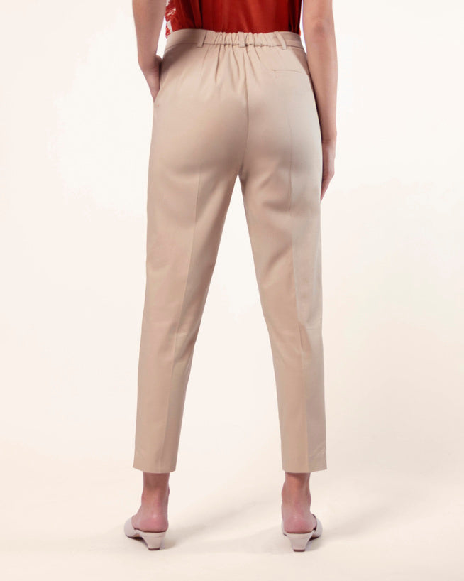 pantalon-khaki-cierre-frontal-corte-limpio