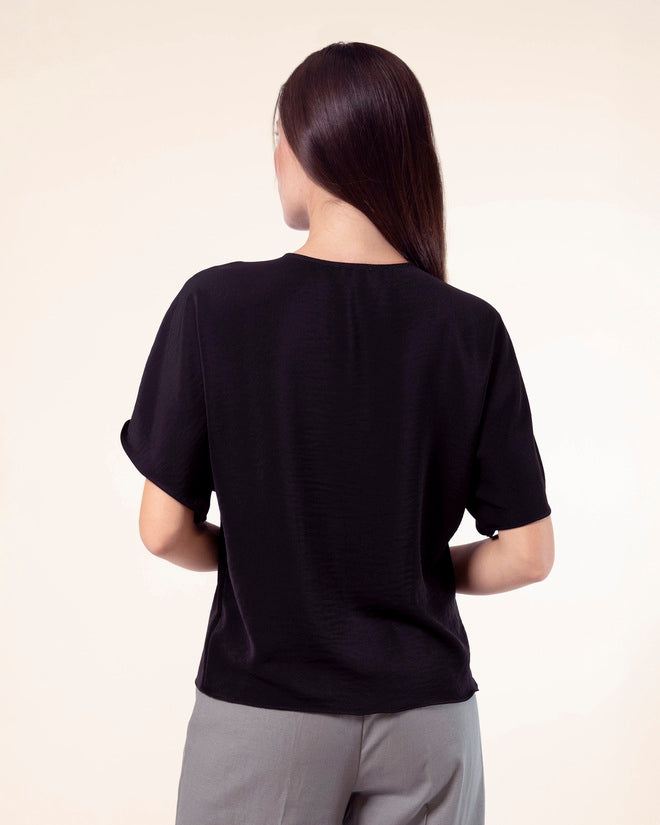 blusa-negra-corte-fluido-vista-lateral