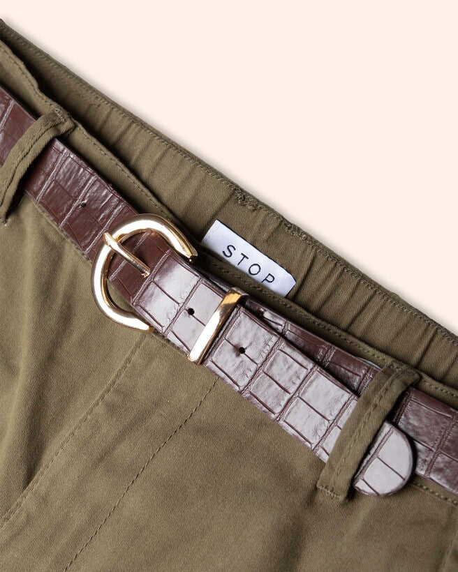 chino-verde-militar-con-cinturón-hebilla