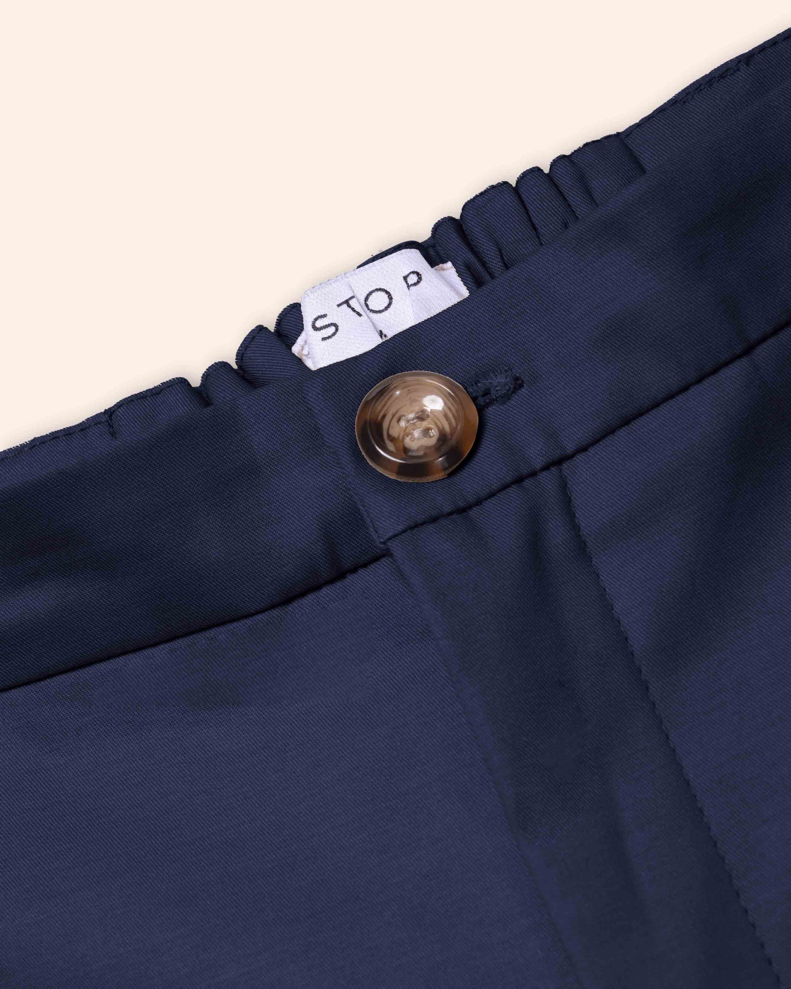 pantalon-marino-ajuste-al-tobillo-detalle